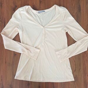 Tart buttercream, long sleeve ribbed V-neck top with half button size m